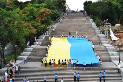 В Одессе над Потемкинской лестницей развернули 24-метровый флаг Украины