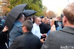 В Николаеве Шуфрича забросали яйцами во время встречи со своими сторонниками 