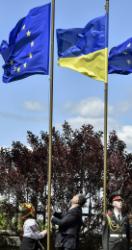 По случаю Дня Европы на площади возле Администрации Президента поднят Флаг ЕС