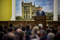 Президент: 2016 год должен стать годом возвращения Украины на Донбасс и конституционного утверждения децентрализации