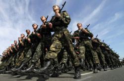 Яценюк: В настоящее время контрактная профессиональная армия Украины насчитывает около 140 тысяч военных