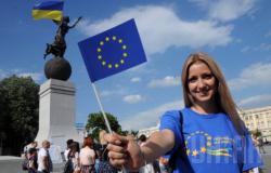 Жители и гости Киева празднуют День Европы на Михайловской площади