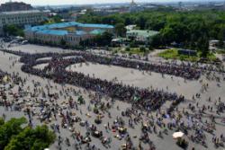 В Харькове тысячи велосипедистов воссоздали символ города