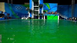 В Рио в олимпийском бассейне внезапно позеленела вода
