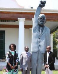Президент Зимбабве Мугабе открыл памятник самому себе