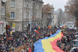 В столице Молдавии начались многотысячные протесты из-за победы Додона
