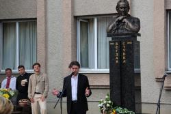 Во Львовской области открыли памятник Богдану Ступке