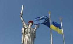 В Киеве монумент Родина-мать украсили маковым венком