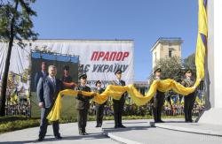 В Днепре на высоту более 70 метров подняли украинский флаг-рекордсмен