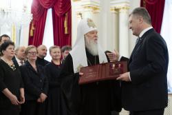 Президент вручил Патриарху Филарету звание Герой Украины и орден Государства