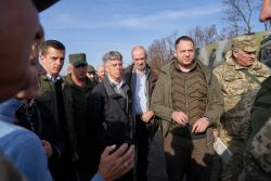 Андрей Ермак и послы иностранных государств посетили район разведения сил возле Петровского и Золотого