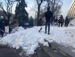 В Киев привезли более 130 тонн снега с Карпатских гор