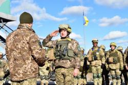 Воинское приветствие "Слава Украине" закрепят в приказе Минобороны