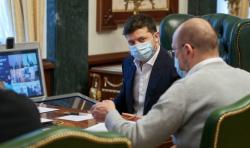 Владимир Зеленский обсудил с главами ОГА выплату надбавок врачам