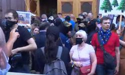 У ГБР собрались около 200 сторонников Порошенко