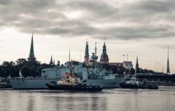 В Латвию прибыла первая группа кораблей флота НАТО