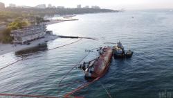 С затонувшего возле Одессы танкера Delfi произошла утечка нефтепродуктов