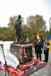 В Киеве открыт памятник Махатме Ганди