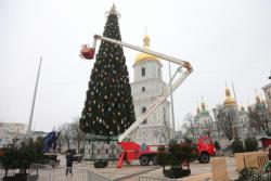 На Софиевской площади в Киеве установили главную елку страны
