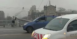 В Киеве на обновленном Шулявском мосту упали три электроопоры
