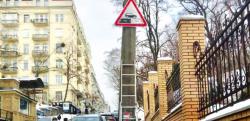 В Киеве начали устанавливать дорожные знаки "смена покрытия"