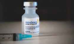 ВОЗ одобрила две версии вакцины AstraZeneca для экстренного использования