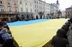 Во Львове развернули большой флаг Украины