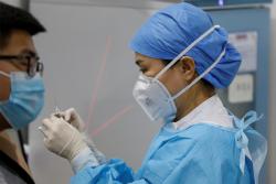 Китай ввел сертификаты о вакцинации от коронавируса для зарубежных поездок