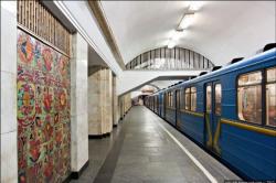 В Киеве на "красной" линии метро остановлено движение поездов