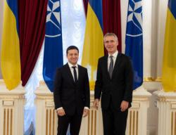 Президент Украины провел телефонный разговор с Генеральным секретарем НАТО