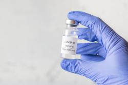 Израиль первым в мире начинает вакцинацию третьей дозой
