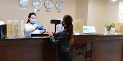 В Украине вводят маркировку отелей с полностью вакцинированным персоналом