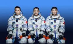 Три китайских тайконавта космического корабля "Шэньчжоу-12" благополучно вернулись на Землю