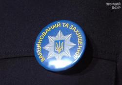 Привитые против COVID-19 полицейские будут носить спецзначки