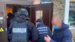На Киевщине полицейские разоблачили подпольный центр по  изготовлению фейковые СOVID-сертификатов