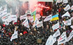 Протестующие в Киеве штурмуют Верховную Раду