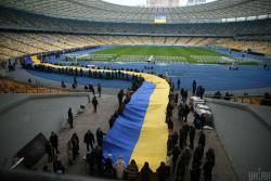 Участники флешмоба развернули флаг Украины на НСК "Олимпийский"